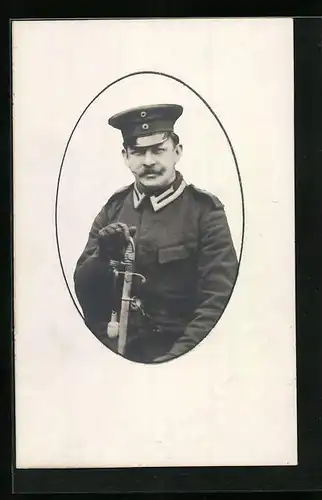 AK Soldat mit Schirmmütze und Uniform, Uniformfoto