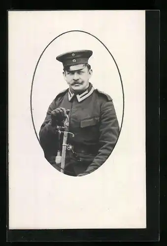 AK Uniformfoto, Soldat mit Uniform und Schirmmütze