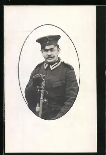 AK Uniformfoto, Soldat mit Uniform und Schirmmütze