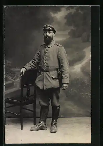 AK Soldat im Fotostudio, Uniformfoto