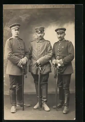 AK Drei Soldaten mit ihren Säbeln, Uniformfoto