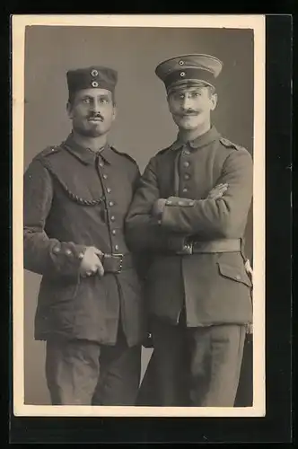 AK Zwei Soldaten in Uniformen, Uniformfoto