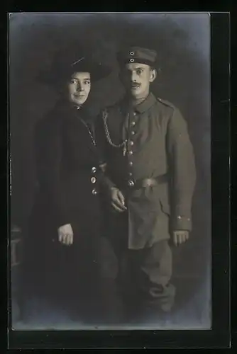 AK Mann in Uniform mit seiner Gattin, Uniformfoto