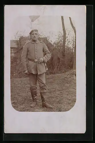 AK Uniformierter Soldat im Garten, Uniformfoto