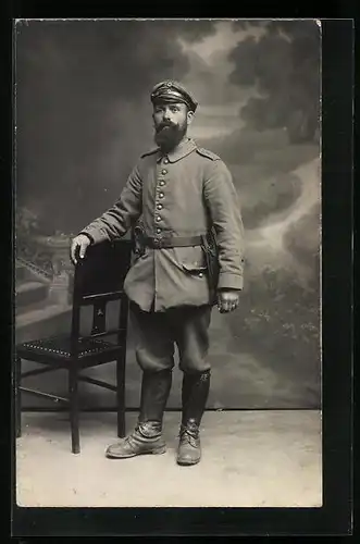 AK Soldat am Stuhl im Fotostudio, Uniformfoto