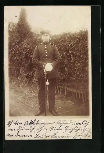 AK Soldat posiert im Garten, Uniformfoto