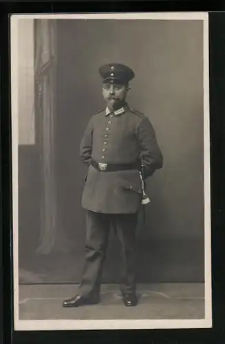 AK Soldat in Uniform mit Säbel und Schirmmütze, Uniformfoto