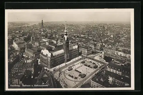 AK Hamburg, Fliegeraufnahme des Rathauses am Rathausmarkt