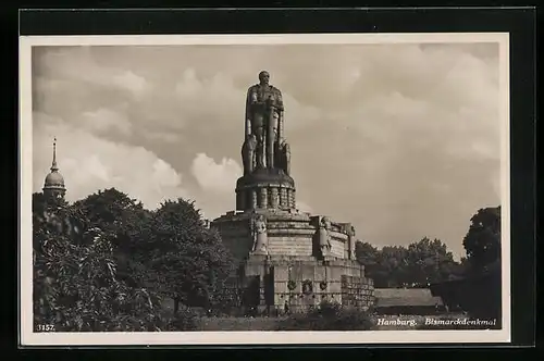 AK Hamburg-St.Pauli, vor dem Bismarckdenkmal