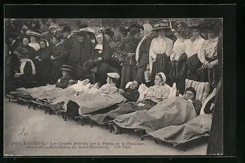 AK Lourdes, les Grands Malades sur le Parvis de la Basilique