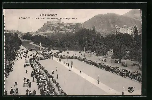 AK Lourdes, la Procession arrivant sur l'Esplanade