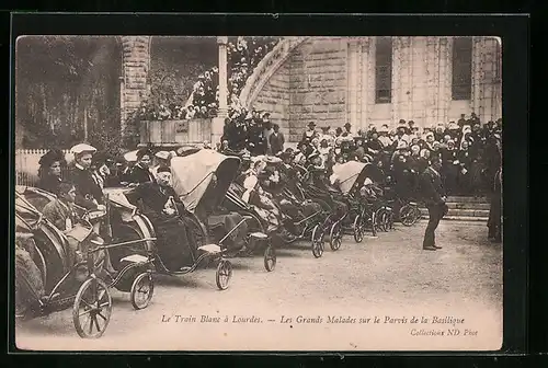 AK Lourdes, le Train Blanc, les Grands Malades sur le Parvis de la Basilique