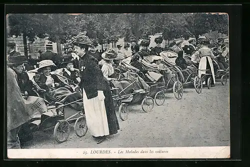 AK Lourdes, les malades dans les voitures