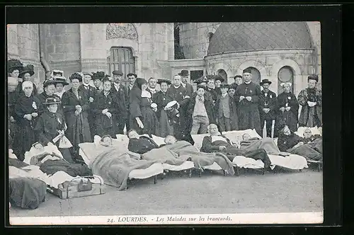 AK Lourdes, les Malades sur les brancards