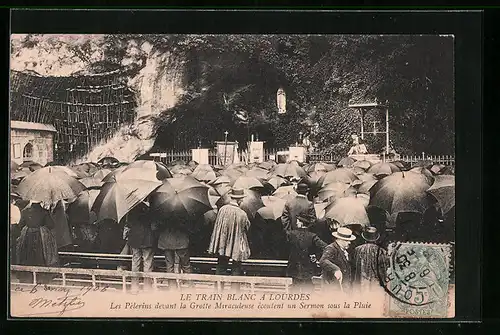 AK Lourdes, les Pèlerins devant la Grotte Miraculeuse écoutent un Sermon sous la Pluie