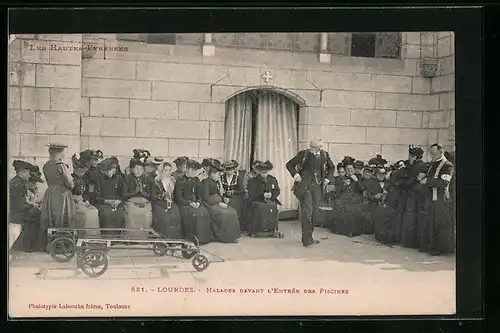 AK Lourdes, Malades devant l'Entrée des Piscines