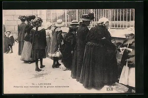 AK Lourdes, Pélerins aux robinets de la grotte miraculeuse