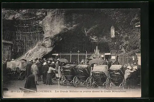 AK Lourdes, les Grands Malades en prières devant la Grotte Miraculeuse