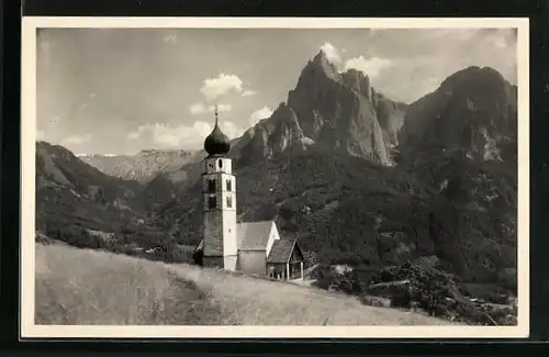 AK St. Valentin, an der Kapelle in den Dolomiten