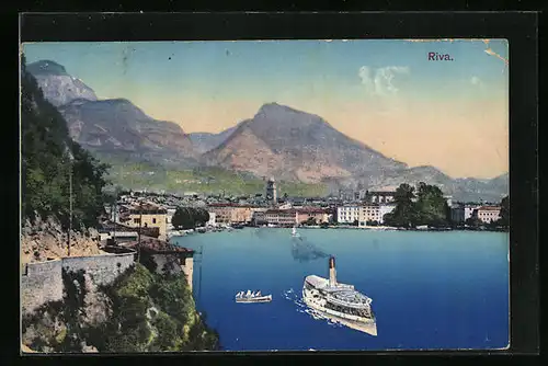 AK Riva, Ausflugdampfer auf dem Gardasee mit Stadtpanorama