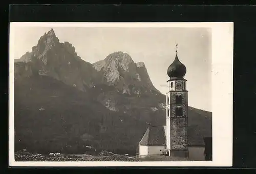 AK San Valentino, an der Kirche mit Blick gegen die Dolomiten