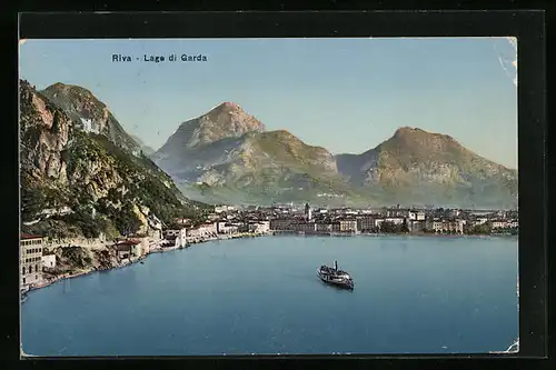 AK Riva, Stadttotale mit einem AUsflugsdampfer auf dem Gardasee