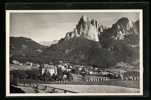 AK Seis am Schlern, Blick über den Ort auf die Dolomiten