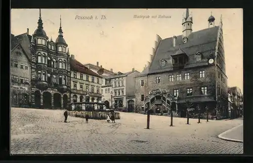 AK Pössneck i. Th., Marktplatz mit Geschäft, Rathaus und Brunnen