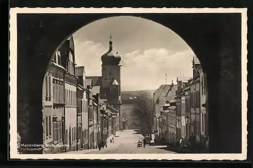 AK Marienberg, Blick durchs Zschopauer Tor auf Strassenpartie mit Kirche