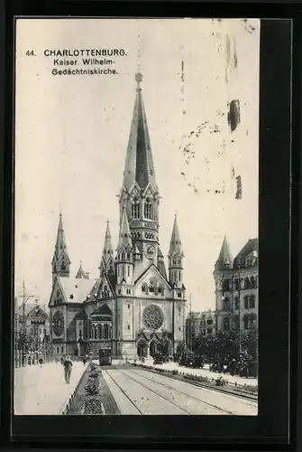AK Berlin-Charlottenburg, Kaiser Wilhelm-Gedächtniskirche mit Strassenbahn