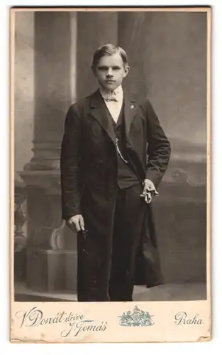 Fotografie J. Tomás, Prag, Václavské nám. 28, Düster dreinblickender, junger Bursche im hochwertigen Anzug
