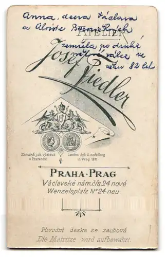 Fotografie Josef Fiedler, Prag, Wenzelsplatz 24, Junge Dame im hochwertigen Rüschenkleid mit Brosche am Kragen