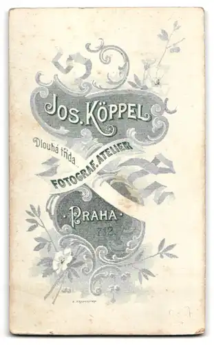 Fotografie Josef Köppel, Praha, Dlouhá trída 712, Junges Paar aus gutbürgerlichem Hause in feine Gewänder gekleidet