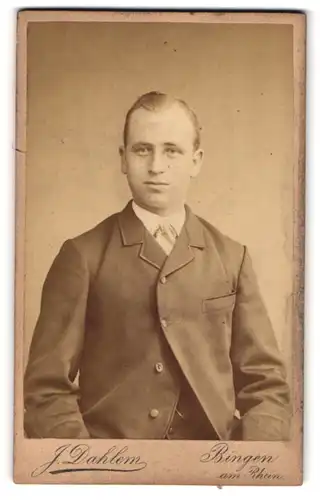 Fotografie J. Dahlem, Bingen a. Rh., Rathausstrasse, Junger Mann mit gewichstem Haar im bürgerlichen Gewand