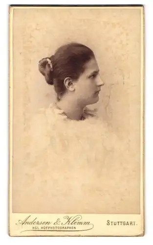 Fotografie Andersen & Klemm, Stuttgart, Charlottenstrasse 8, Profilansicht einer jungen Frau mit Perlenhalskette