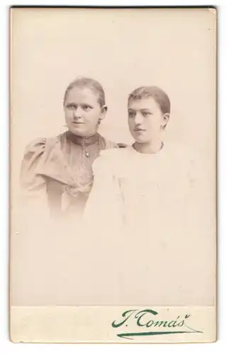 Fotografie J. Tomás, Prag, Wenzelsplatz 785, Schwesternpaar in hochwertigen Rüschenkleidern