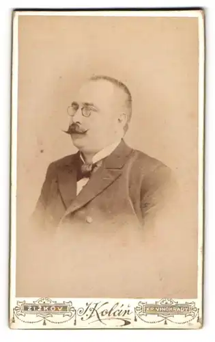 Fotografie J. Kolcín, Prague, Gestandener Herr mit gepflegtem Moustache und Brille im Halbprofil