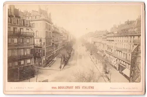 Fotografie E. Ladrey, Paris, Ansicht Paris, Blick in den Boulevart des Italiens, Geschäfte, Litfasssäule, 1882