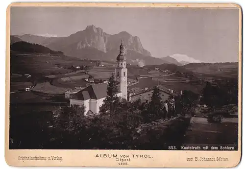 Fotografie B. Johannes, Meran, Ansicht Kastelruth, Blick auf die Kirche mit Teilansicht des Ortes