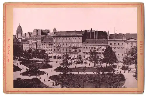Fotografie Rob. Prager, Berlin, Ansicht Berlin, Blick auf den Dönhoffplatz mit Pferdebahn und Denkmal