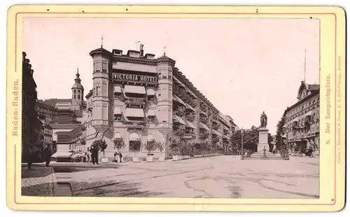 Fotografie Römmler & Jonas, Dresden, Ansicht Baden-Baden, Strassenpartie am Leopoldsplatz mit Victoria-Hotel, Denkmal