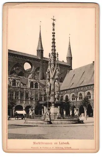 Fotografie J. Nöhring, Lübeck, Ansicht Lübeck, Blick auf den Marktbrunnen zu Lübeck