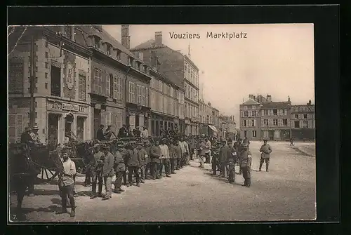AK Vouziers, Soldaten am Marktplatz
