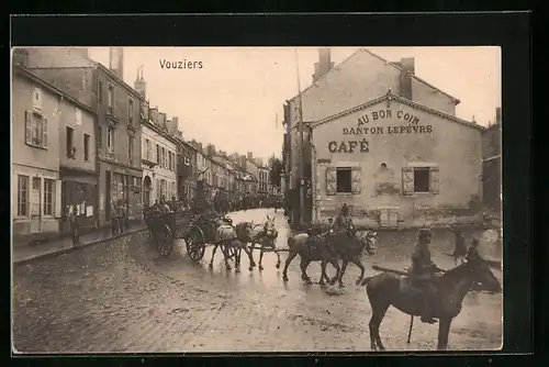 AK Vouziers, Soldatenkolonne auf der Strasse