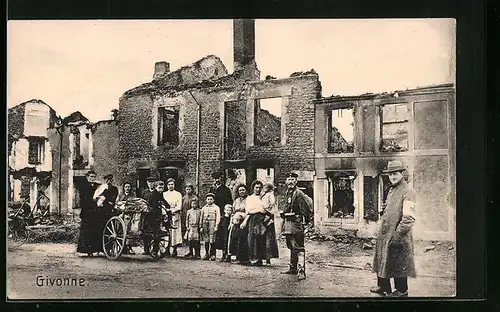 AK Givonne, Bewohner und Soldaten vor einem zerstörten Gebäude