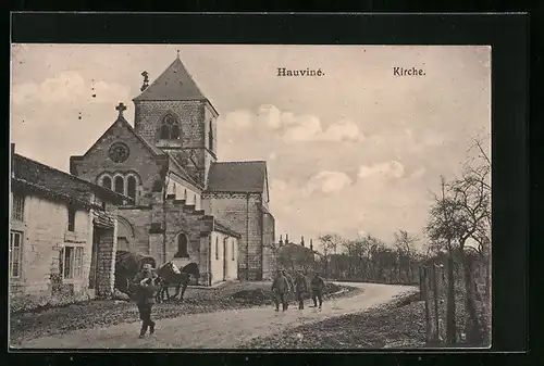 AK Hauvine, Soldaten vor der Kirche