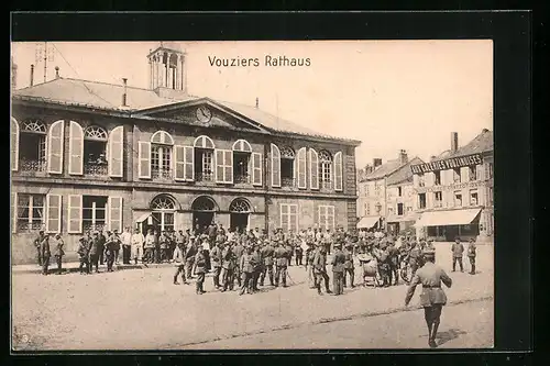 AK Vouziers, Soldaten vor dem Rathaus