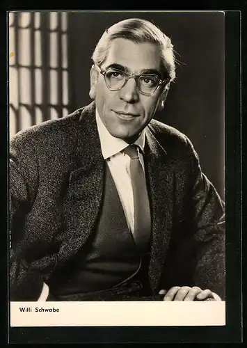 AK Schauspieler Willi Schwabe im Anzug mit Brille