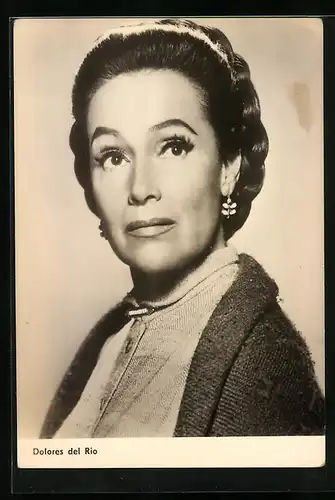 AK Schauspielerin Dolores del Rio schaut fragend