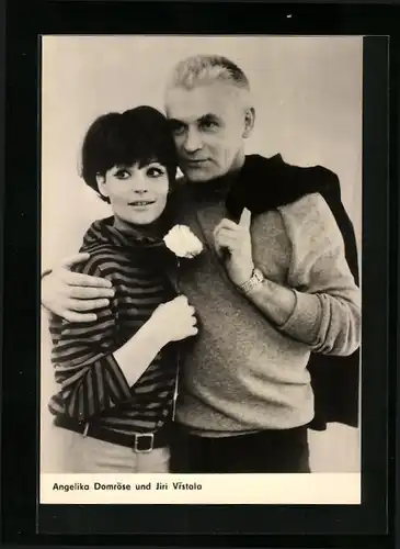 AK Schauspieler Angelica Domröse und Jiri Vrstala umarmen sich